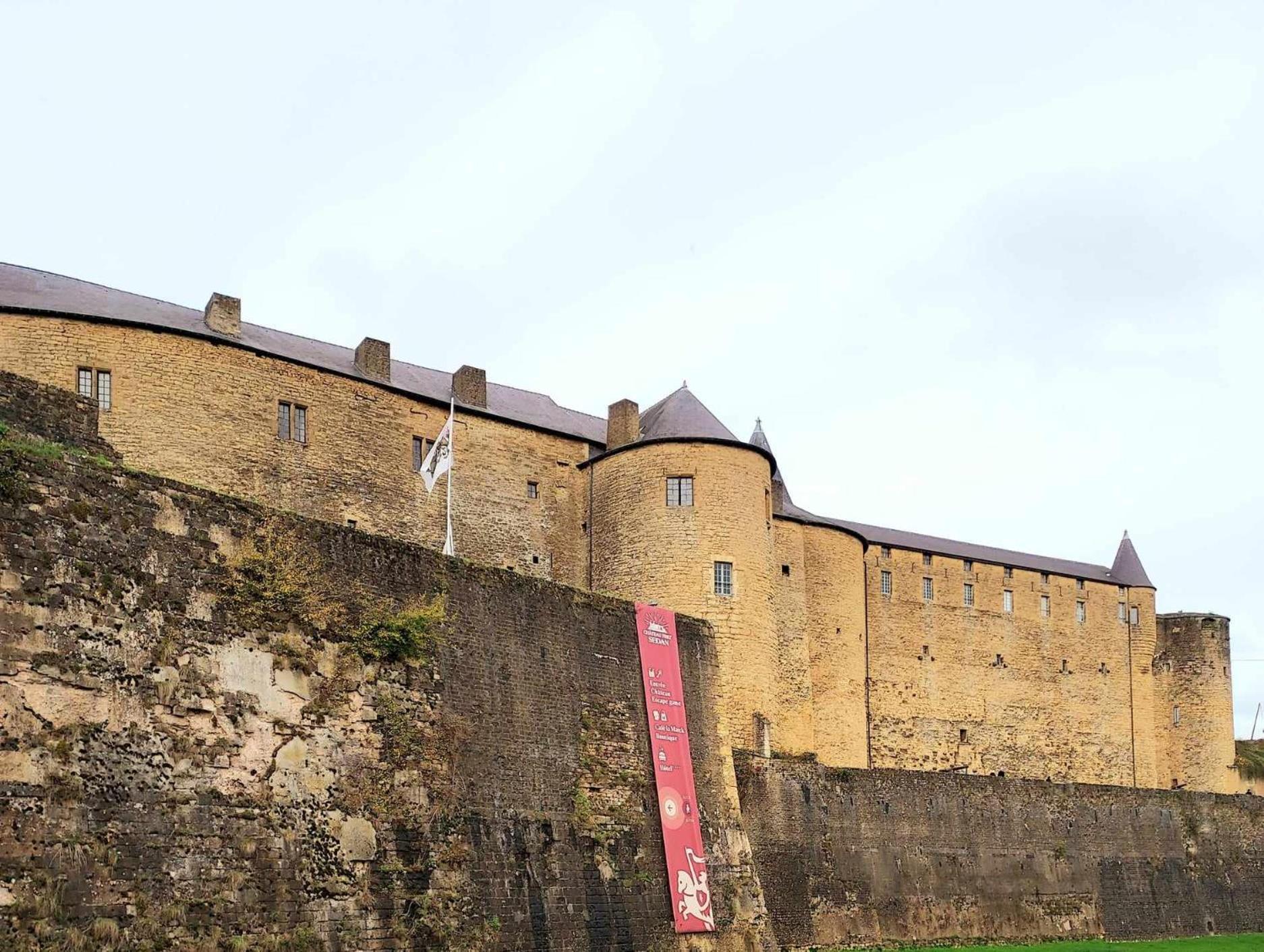 L'Elegant Des Remparts, Vue Sur Chateau Fort Седан Екстериор снимка
